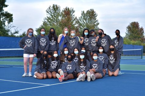 The girls tennis team poses for a picture. 