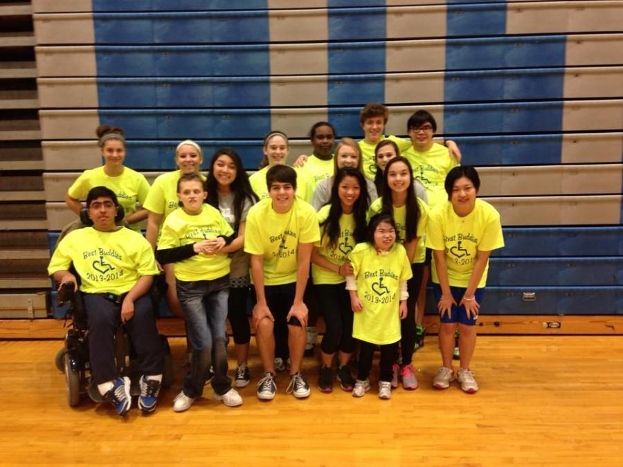 2013 Integrated P.E class posing with their Best Buddies t-shirts.