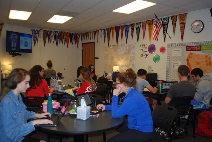 Students working in the College Resource Center. 