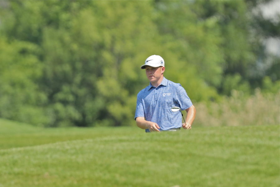 Joey Levitan (11) watches his ball after shot from the bunker. (VIP)