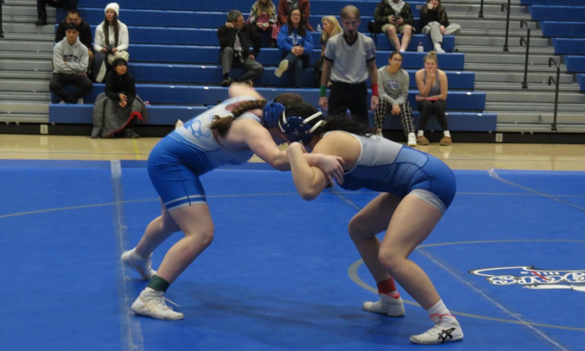 Elyanna de Leon spars with Peyton Stephenson at the VHHS Wrestle-Off