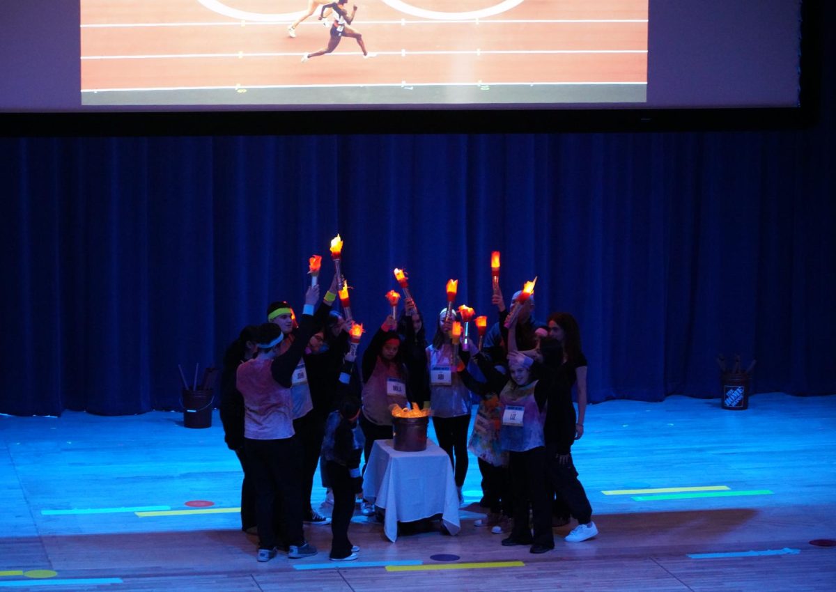 The opening act of the presentation, inspired on the Olympic torch. 